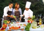 Chef Ribelino del hotel Sumaq con ingredientes frescos