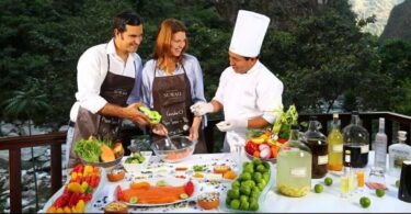 Chef Ribelino del hotel Sumaq con ingredientes frescos