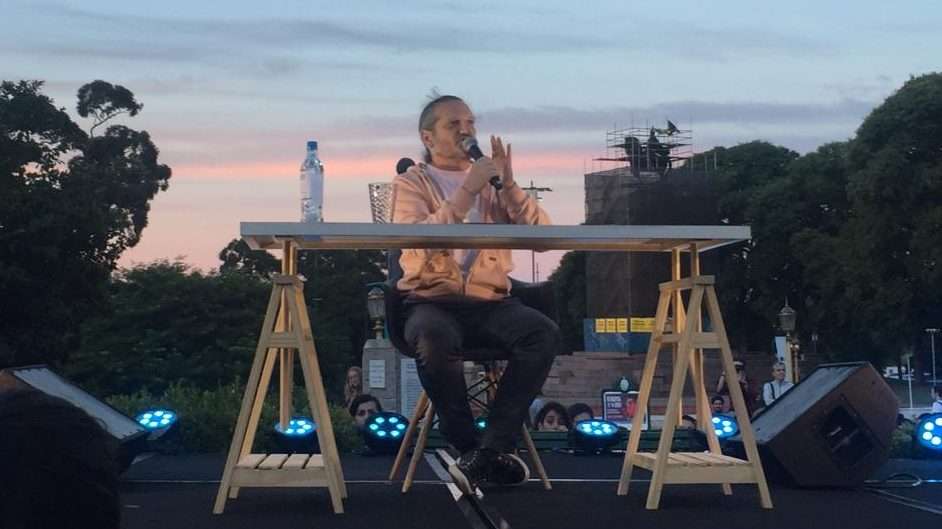 Dario Sztajnszrajber en Plaza Francia hablando de Filosofia y el amor frente a 2000 jovenes