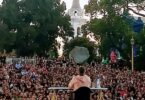 Dario Sztajnszrajber en Plaza Francia hablando de Filosofia y el amor frente a 2000 jovenes