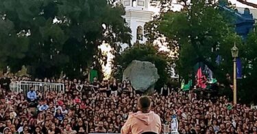 Dario Sztajnszrajber en Plaza Francia hablando de Filosofia y el amor frente a 2000 jovenes