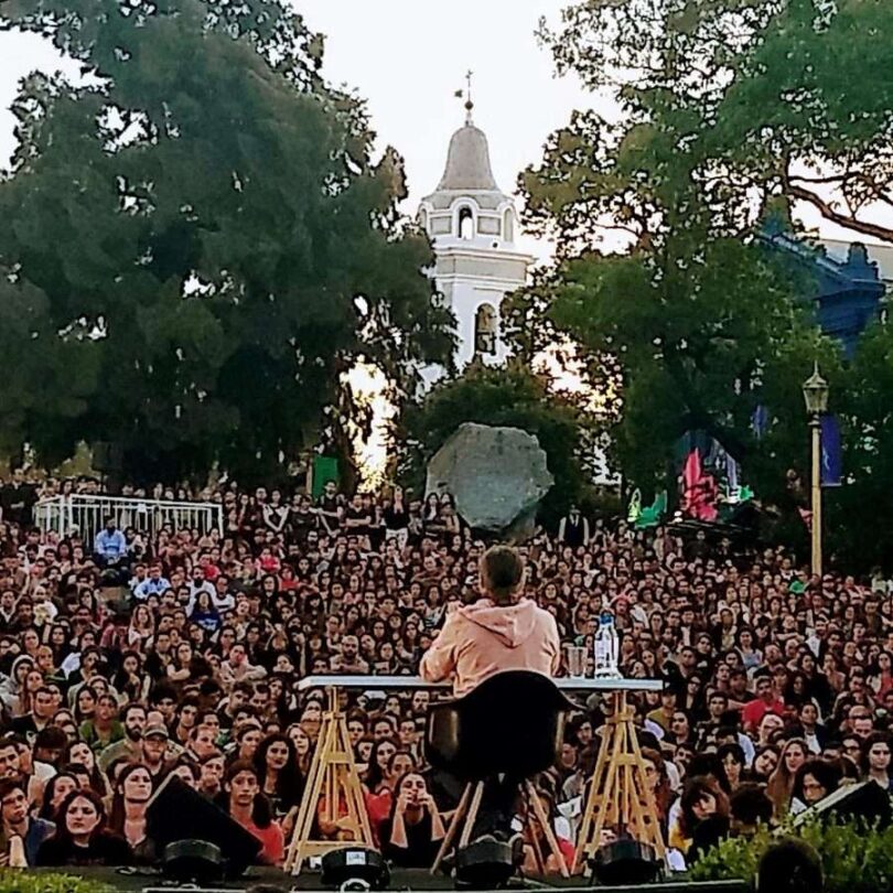 Dario Sztajnszrajber en Plaza Francia hablando de Filosofia y el amor frente a 2000 jovenes