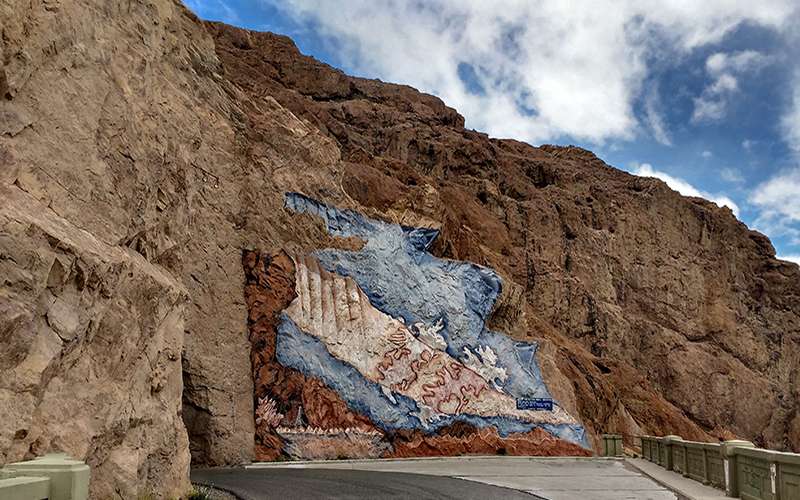 Mural y túnel sobre el dique