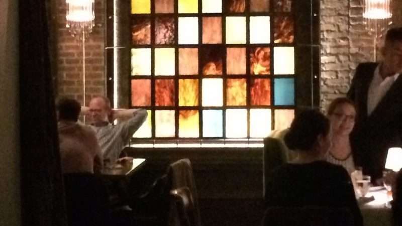 Temple Court, bajo la batuta de Tom Colichhio, irradia una estética clásica, los icónicos ladrillos rojos quedan expuestos y los conductos sobrevuelan las mesas.