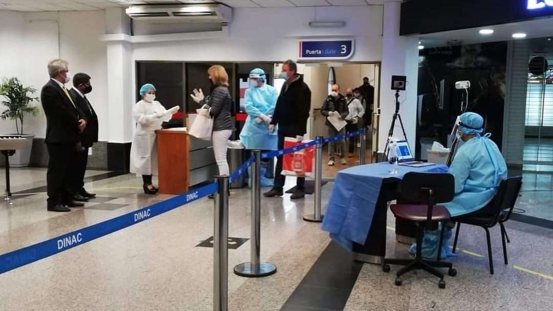 Controles sanitarios en el aeropuerto para el vuelo burbuja de Amaszonas entre Paraguay y Uruguay