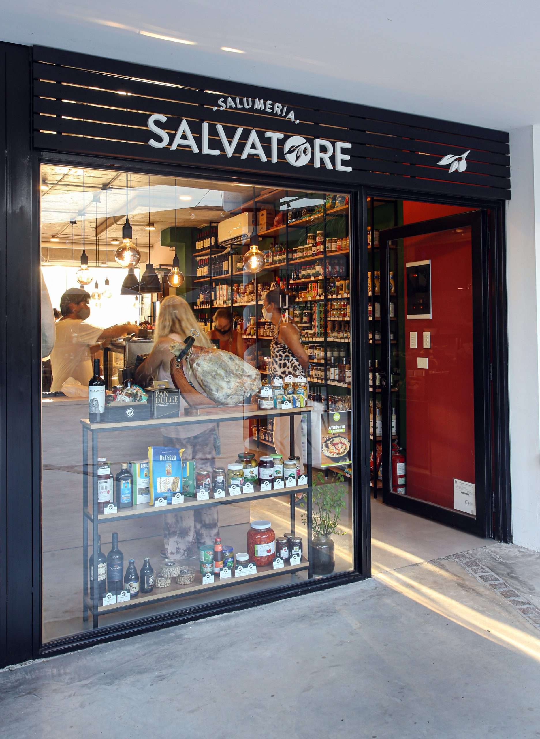 Salvatore Salumeria vidriera