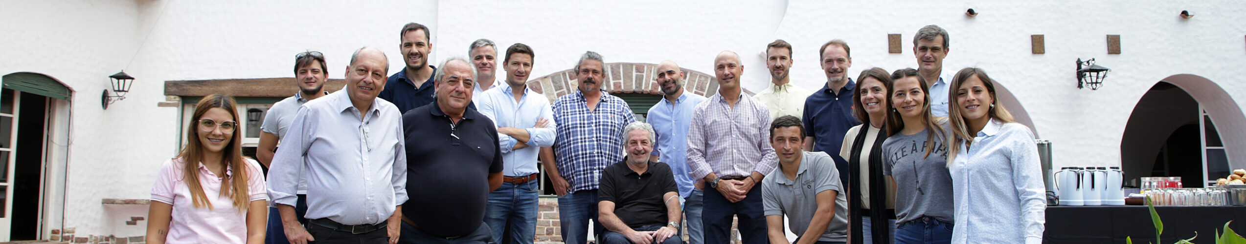 Miembros de la DOC Lujan de Cuyo en el Chalet Drummond de Trivento