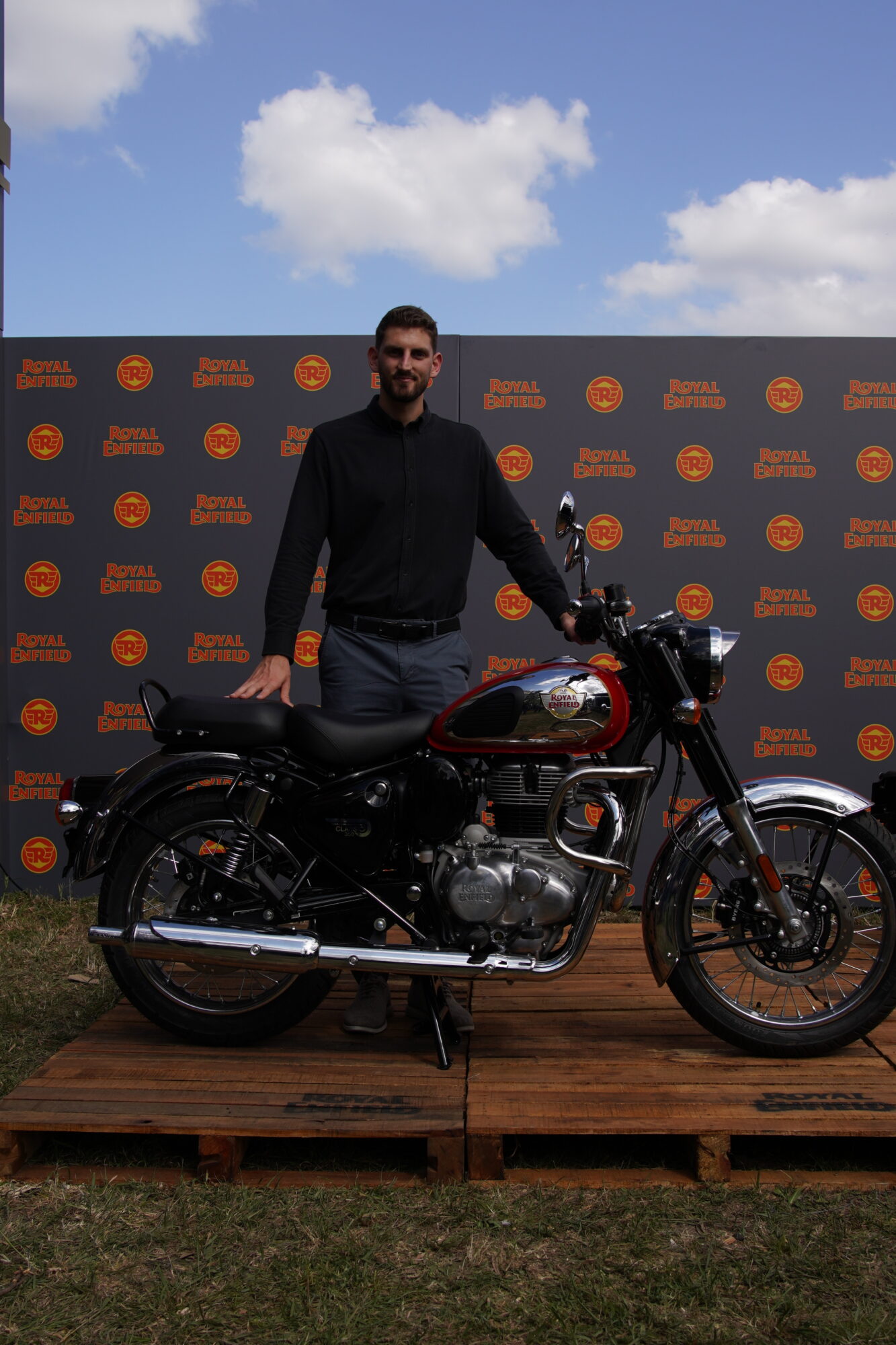 Martin Schwartz director del Grupo SIMPA con la Royal Enfield CLASSIC 350 enAutoclasica 2022